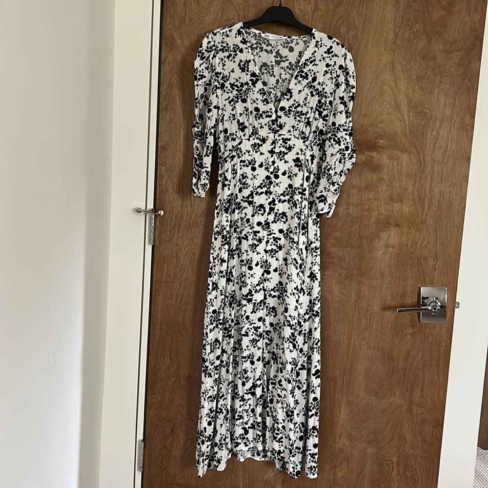 Zara long dress with detail in 3/4 sleeves and buttons in front